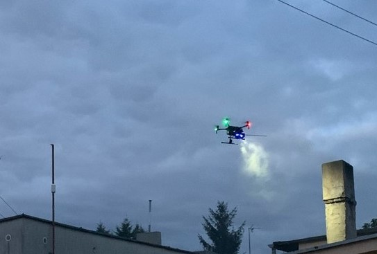 Zdjęcie przedstawia drona podczas lotu