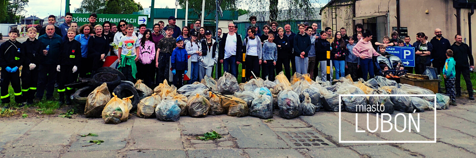 Zdjęcie przedstawia uczestników akcji sprzątania Kocich Dołów i worki z zebranymi śmieciami