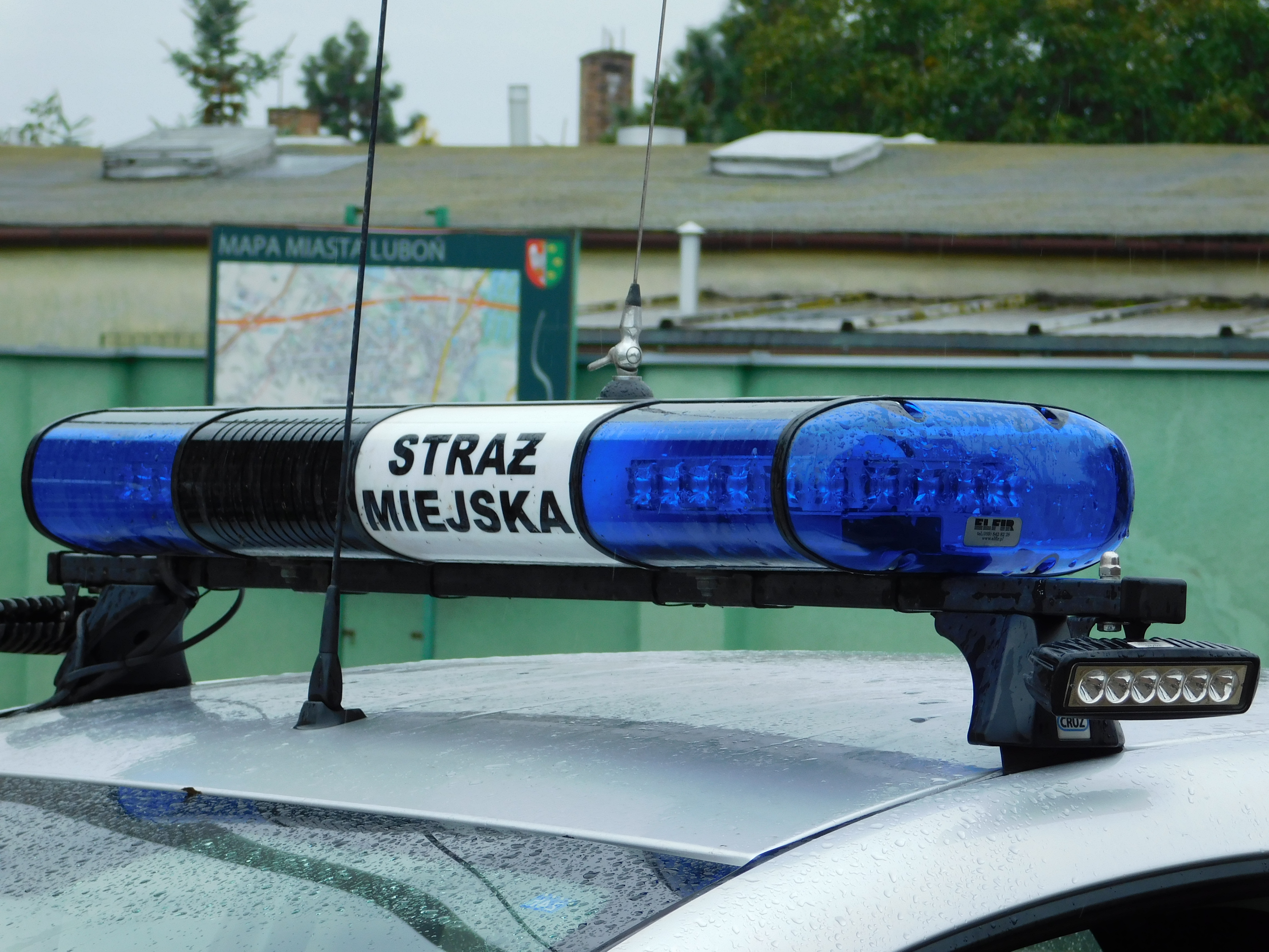 zdjęcie przedstawia sygnalizator świetlny i dźwiękowy na samochodzie Straży Miejskiej