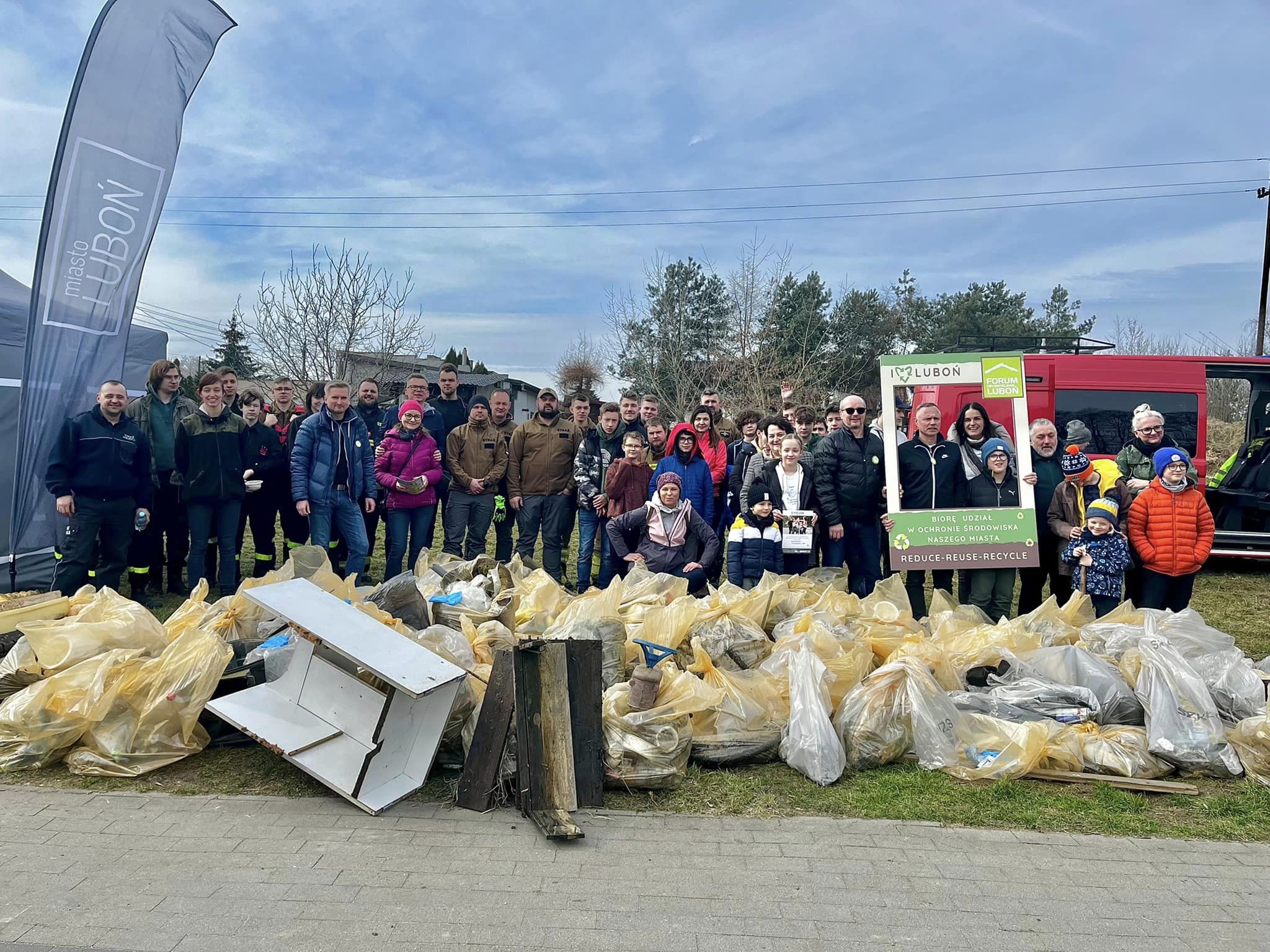 Zdjęcie grupowe z akcji sprzątania Kocich Dołów i Lasku Majońskiego